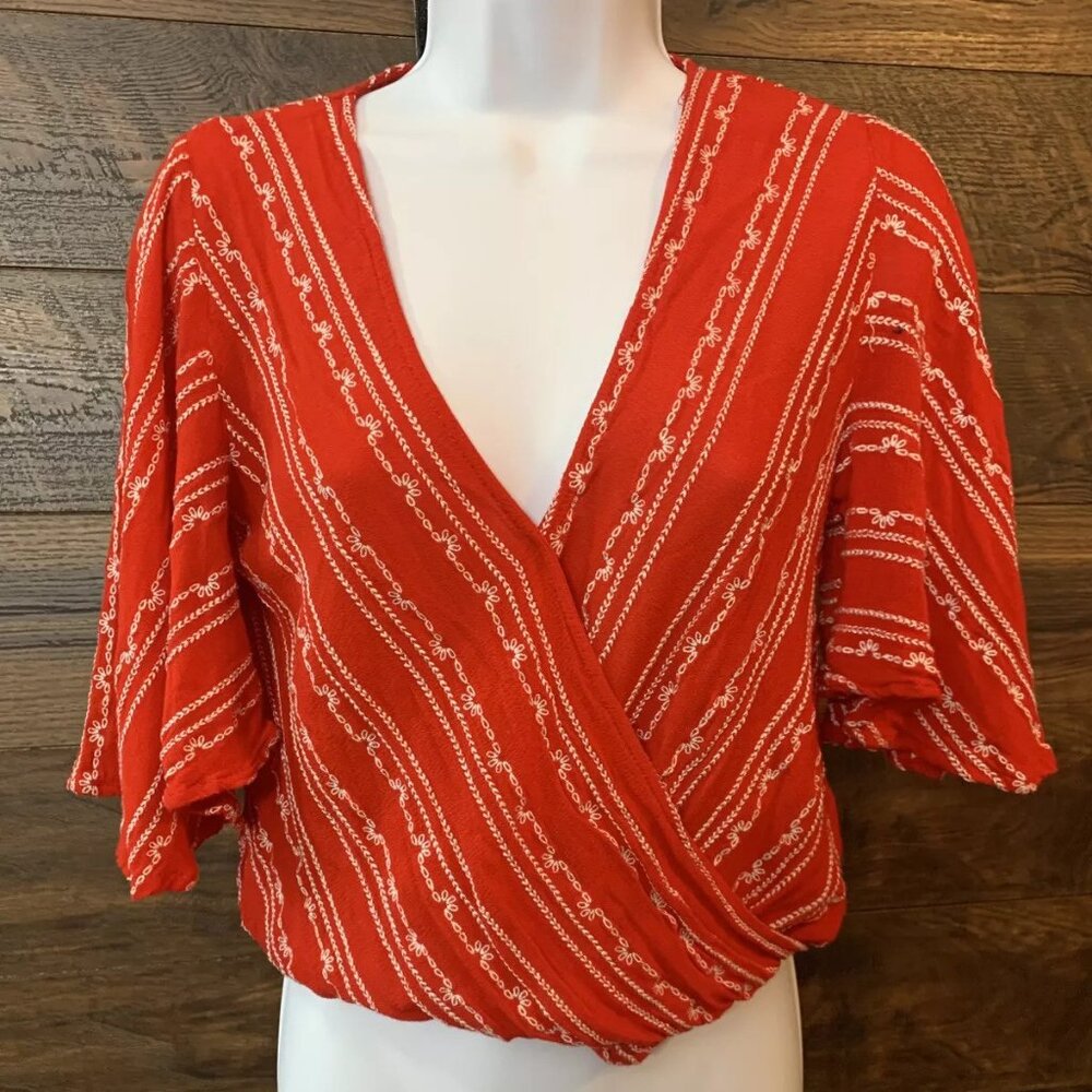 Sadie & Sage Flutter Sleeve Embroidered Cropped Blouse Size M